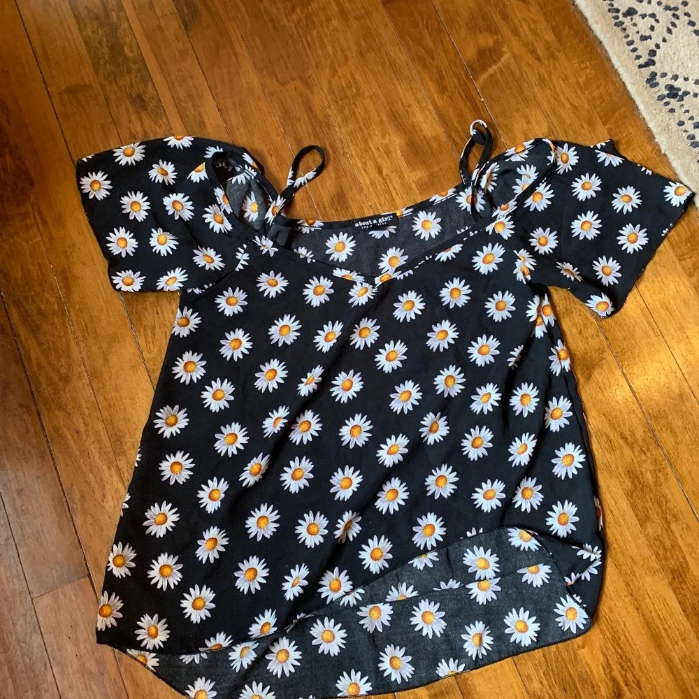 About a girl Los Angeles coming up daisies‎ blouse. Worn once.